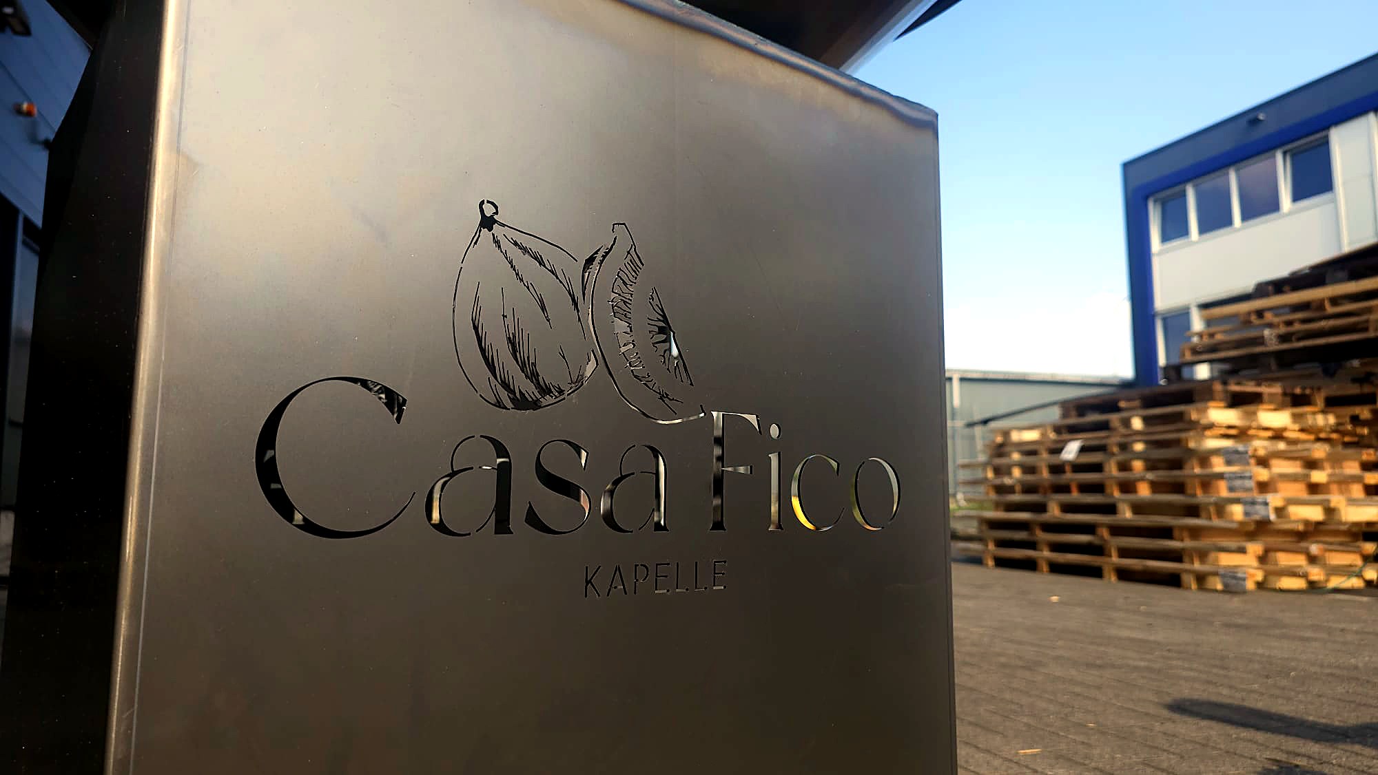 Stalen paneel met uitgesneden logo van CasaFico, Kapelle